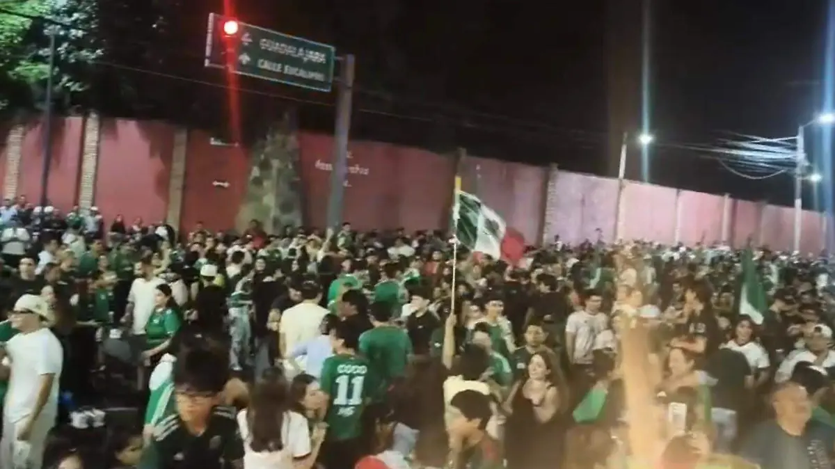 Habitantes de Tepic celebran el triunfo de México