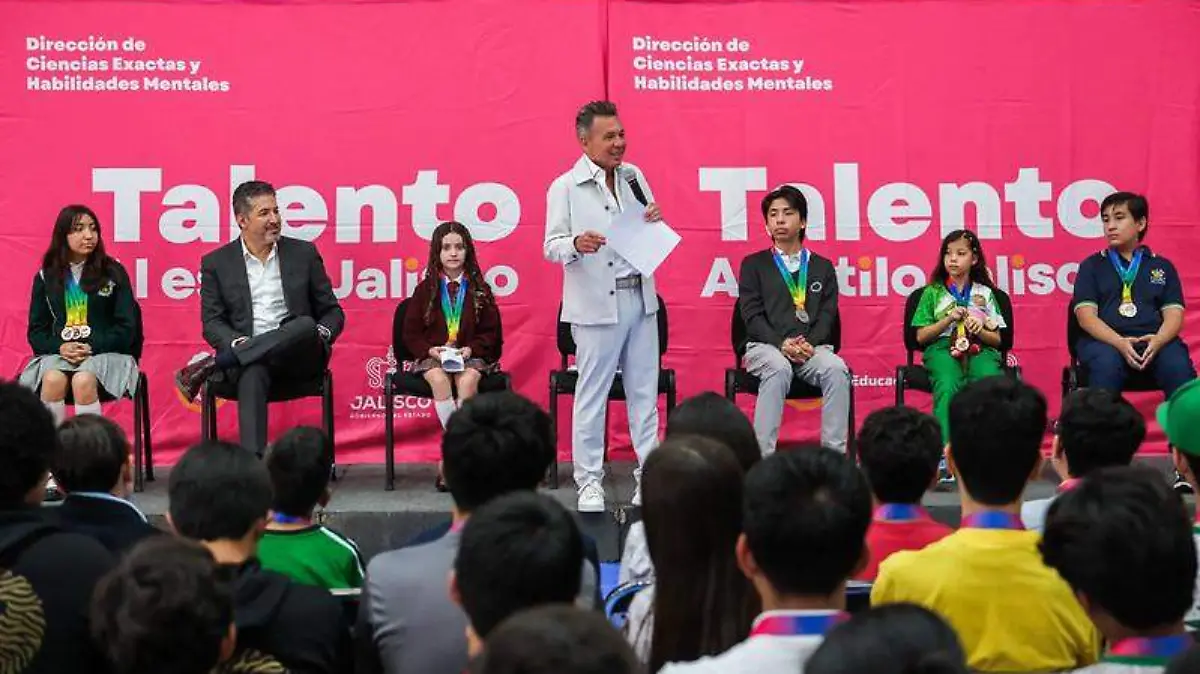 Lemus con ganadores del ganadores en la Singapore International Math Olympiad Challenge SIMOC