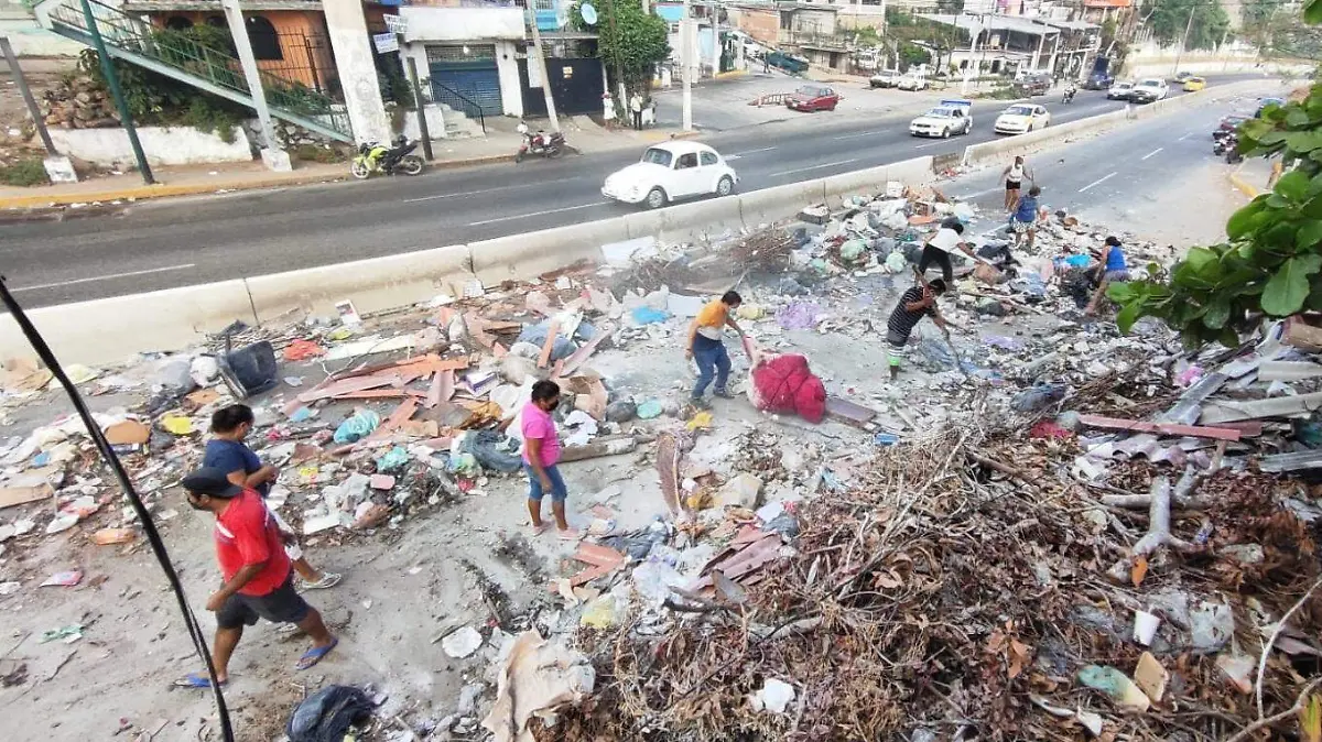 Basura sobre carretera Acapulco