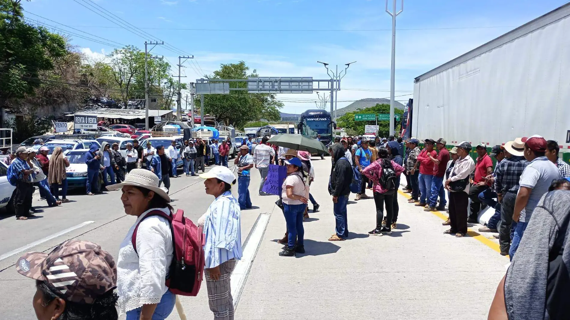 indígenas-bloquean-autopista