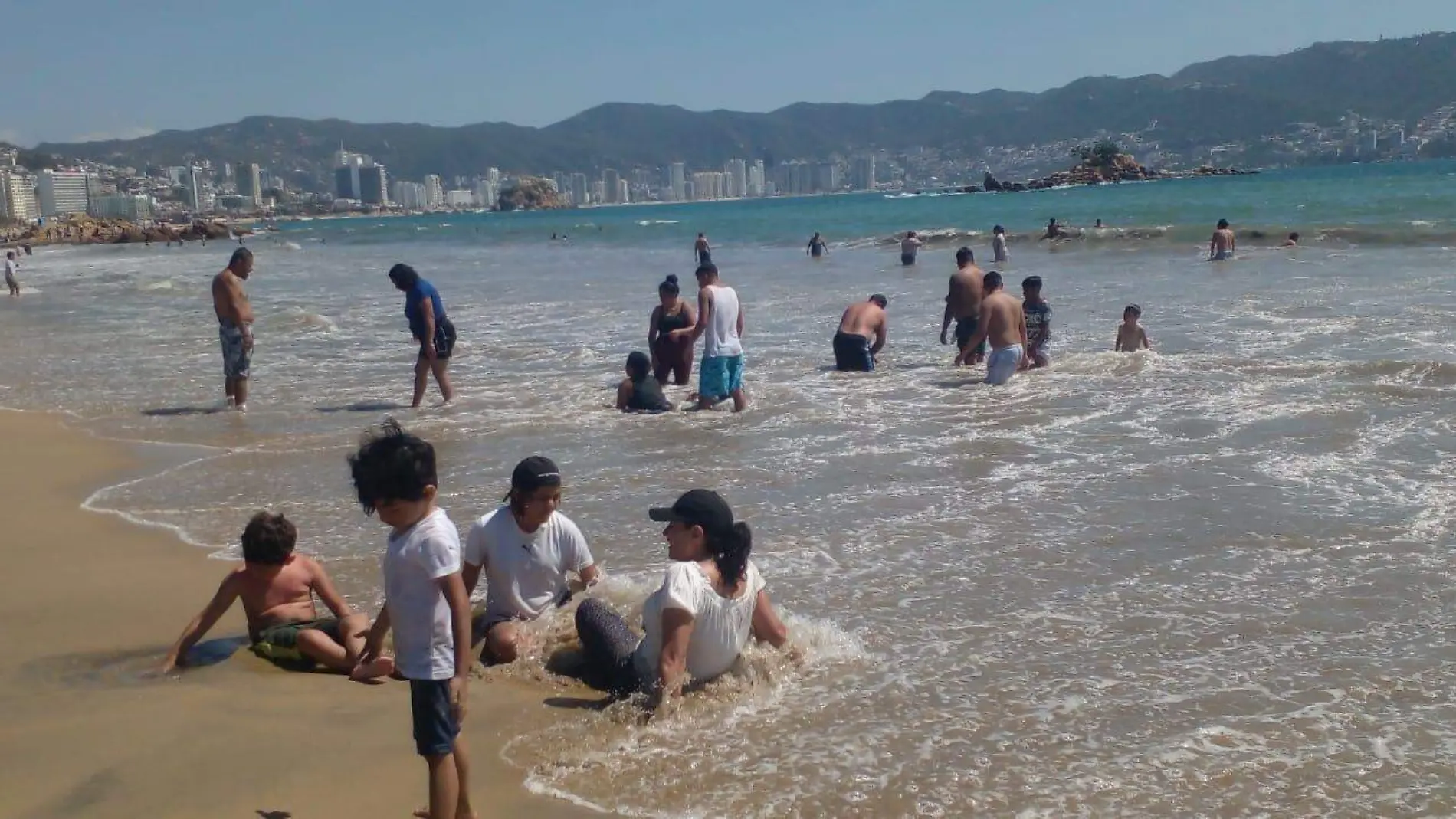 turistas-playa-acapulco