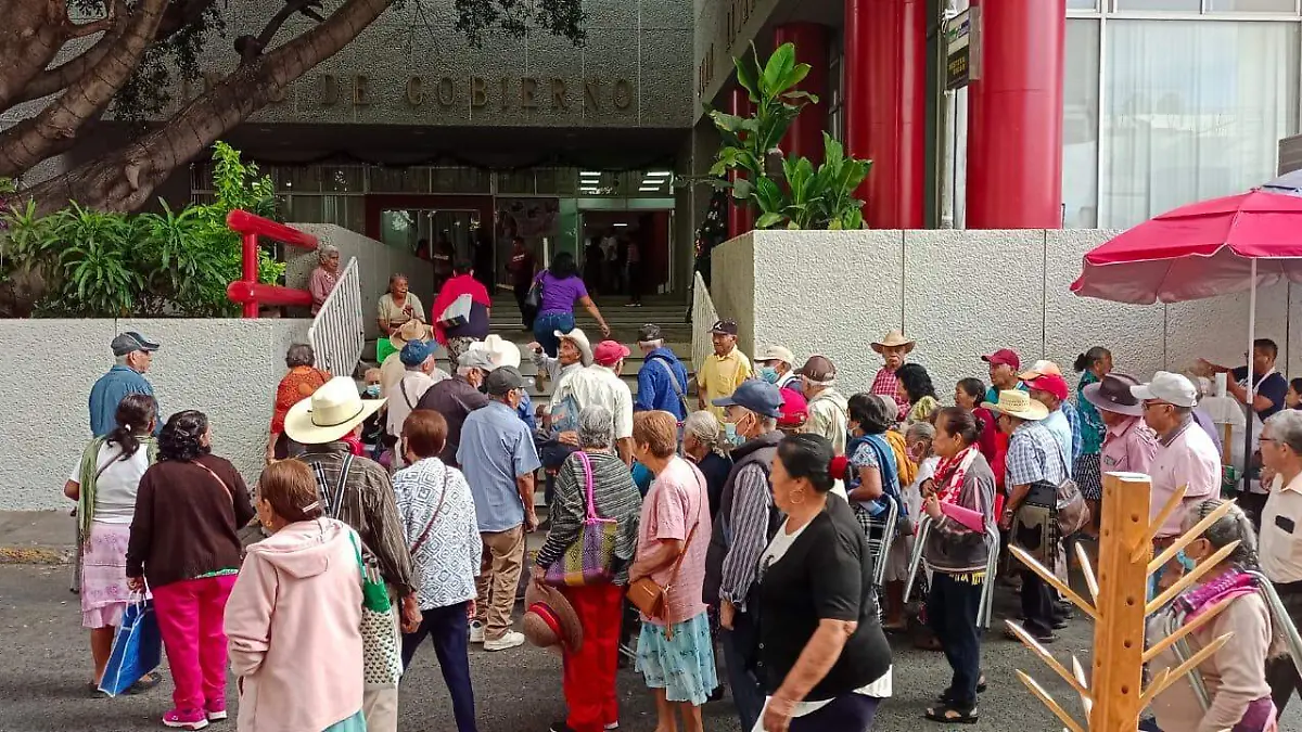 ADULTOS MAYORES BLOQUEO