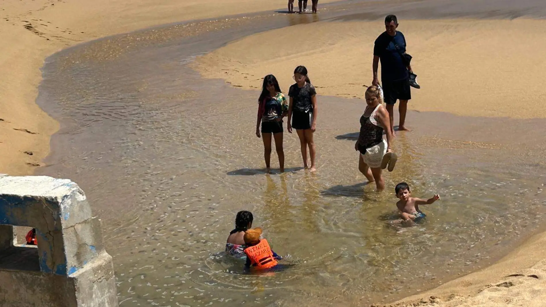 Turistas-Escurrimiento-Aguas-Negras