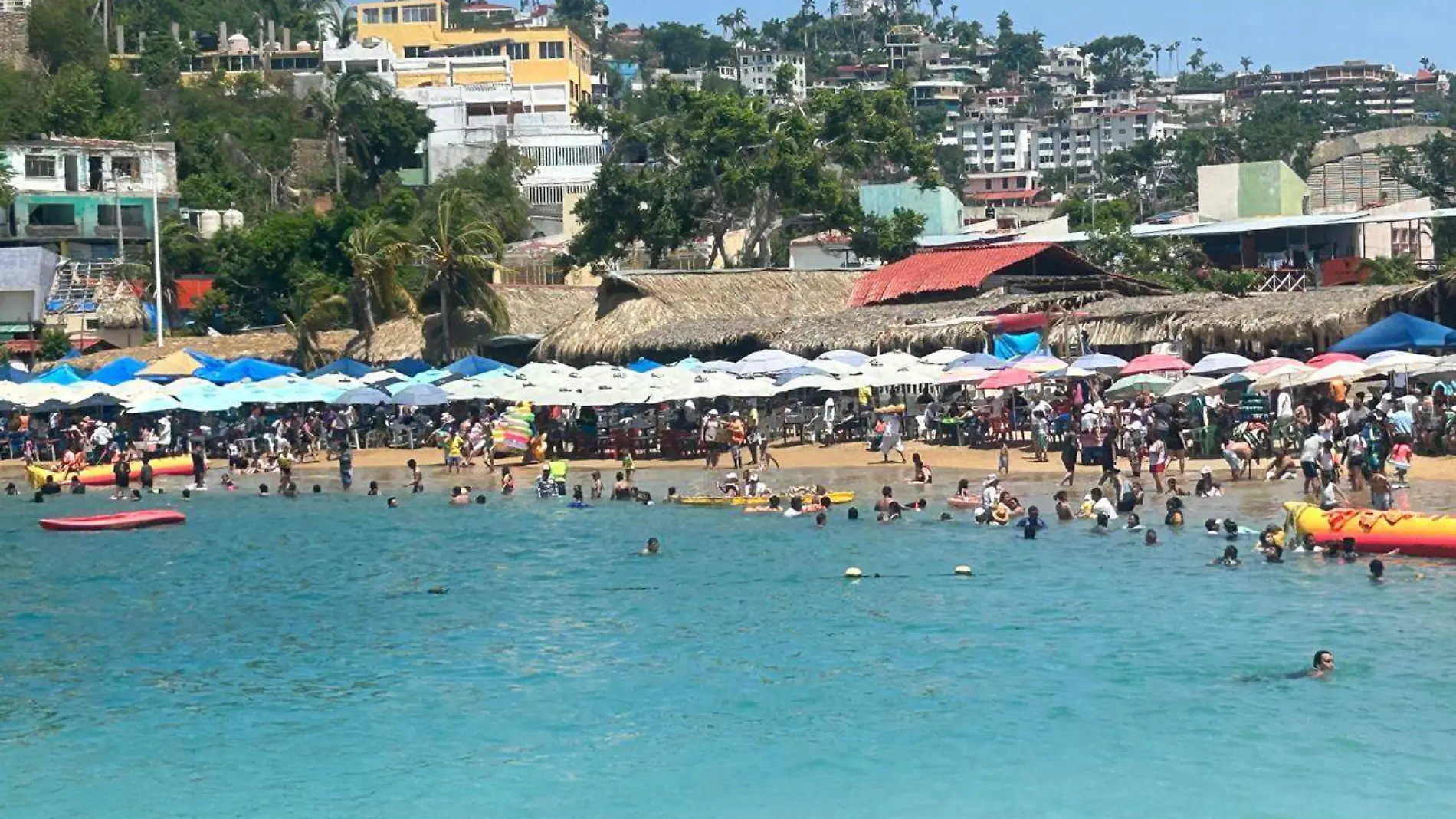 Turistas-Playas-Acapulco-Verano