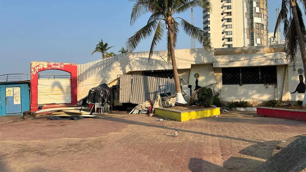Plaza-España-Acapulco-Deteriorada