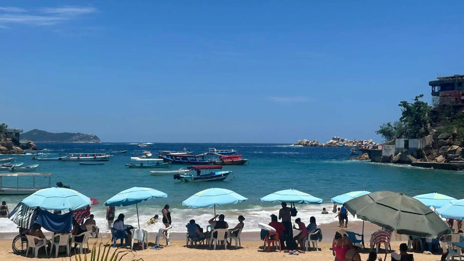 Turistas-Playa-Caleta