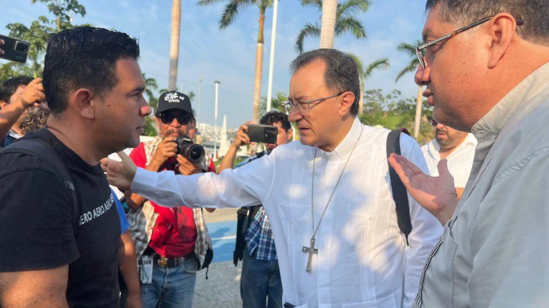 nuncio-joseph-spiteri-y-hermano-de-desaparecido-mar-acapulco-otis