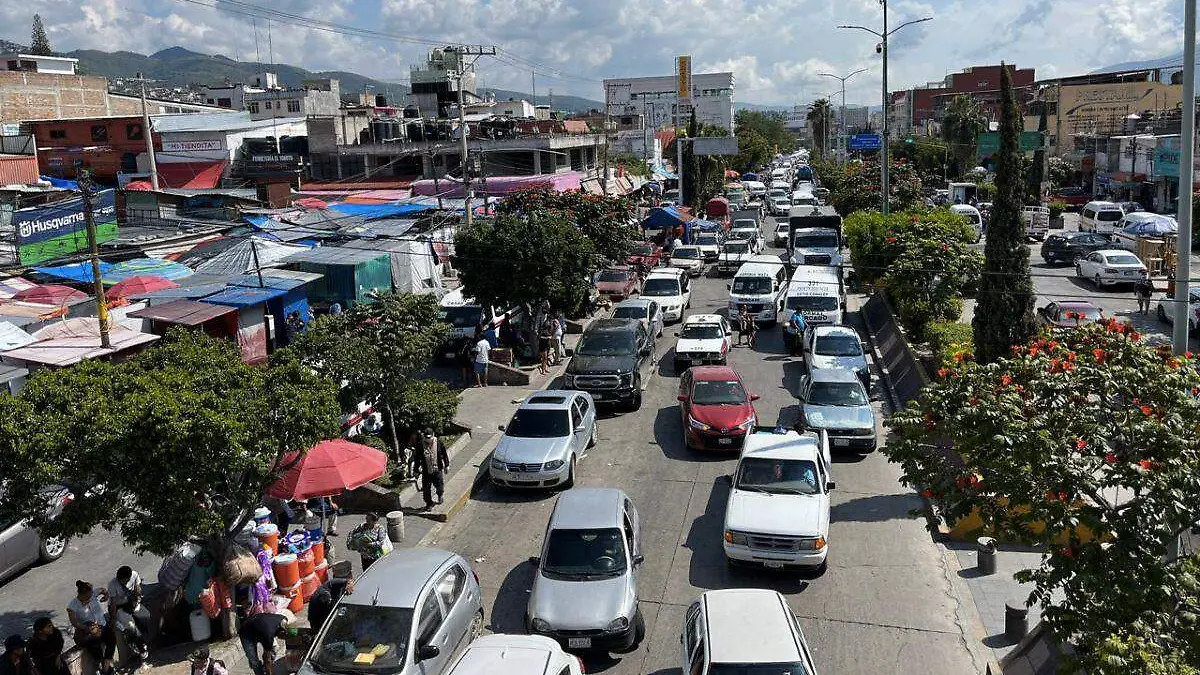 Pobladores de Acapulco colapsan Chilpancingo en su búsqueda de víveres y alojamiento