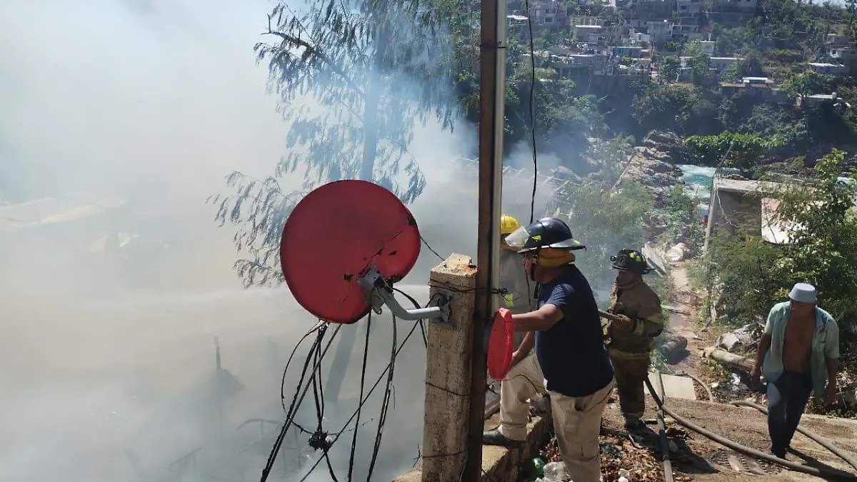 Bomberos sofocan incendio