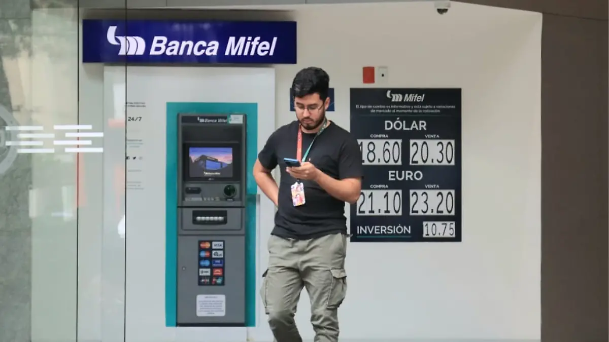 Peso retrocede frente al dólar por nerviosismo ante reforma judicial