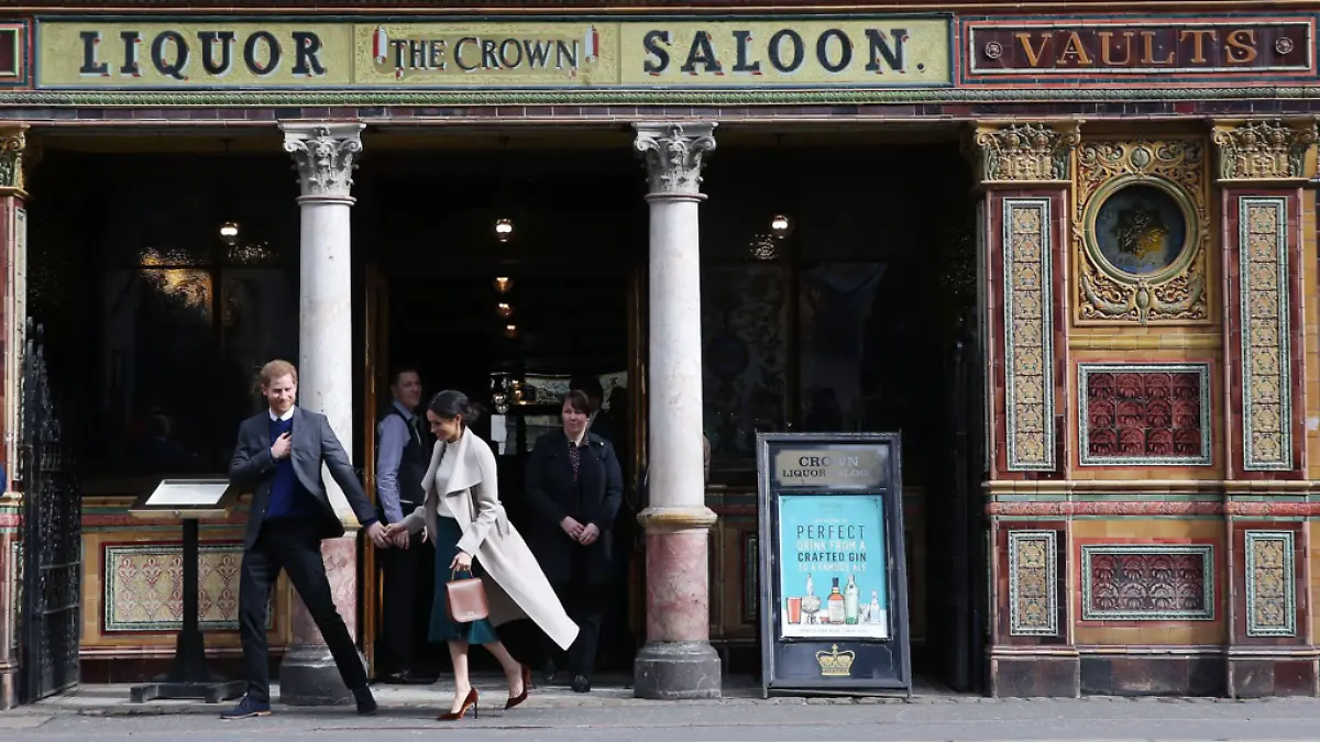 Prince_Harry_and_Meghan_Markle_visit_Belfast’s_Crown_Liquor_Saloon_-_2018_(27101755228)