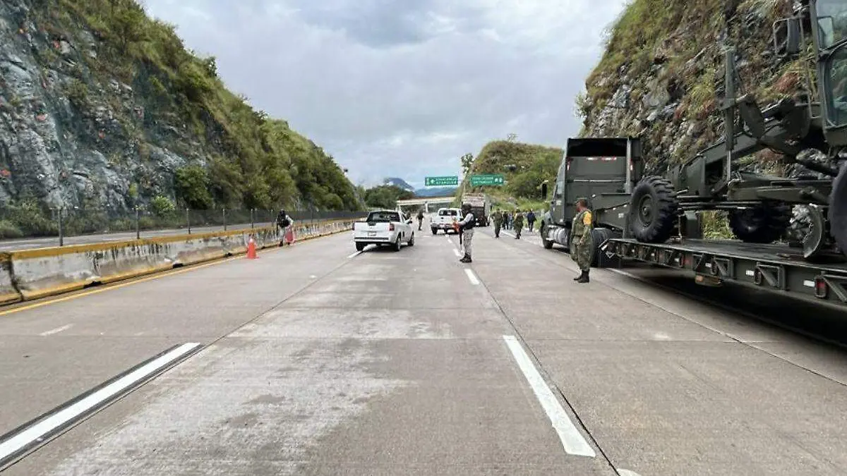 Reabren Autipista del Sol tras daños por el huracán Otis