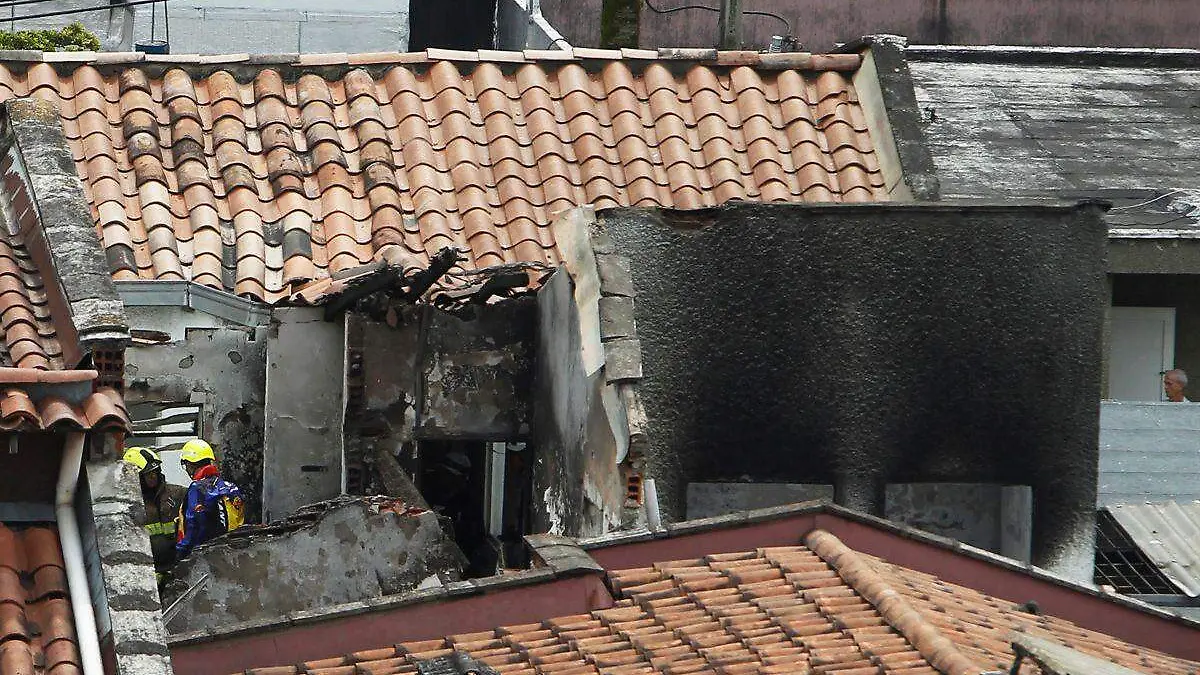 Avioneta se desploma sobre zona residencial de Medellín, Colombia