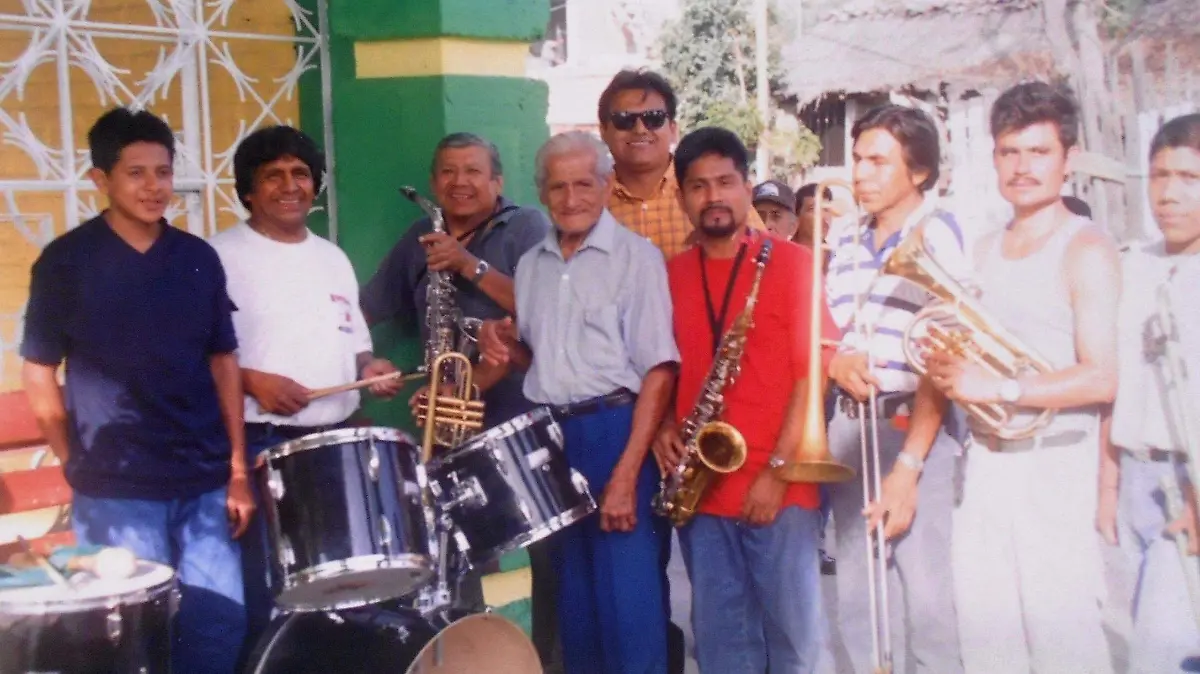 El Maestro Nayo, con sus músicos del Barrio de San Batolo. Foto cortesía de Ramón Sierra López.