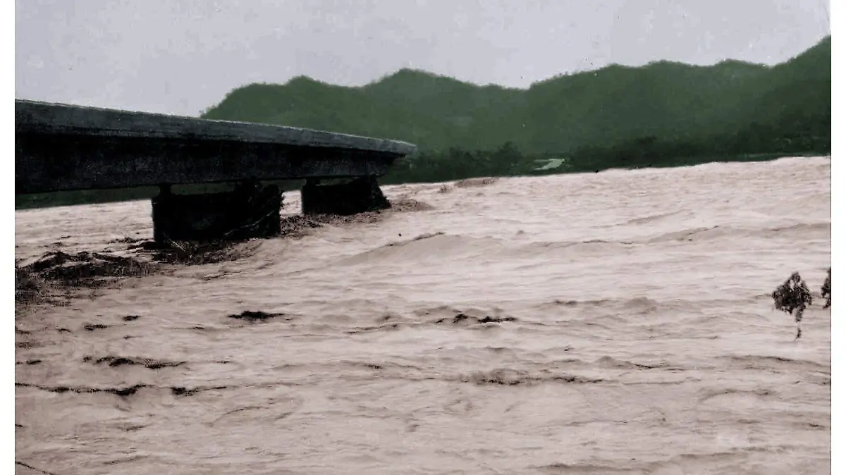 El puente roto por la creciente del río por efectos del ciclón Tara