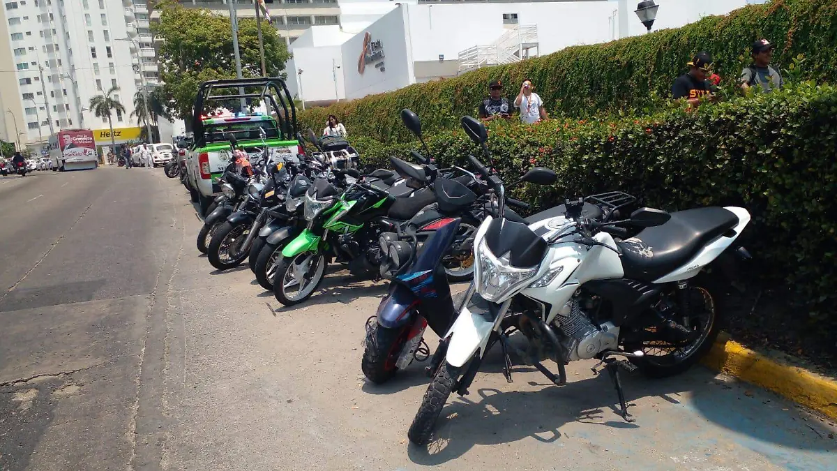 MOTOS