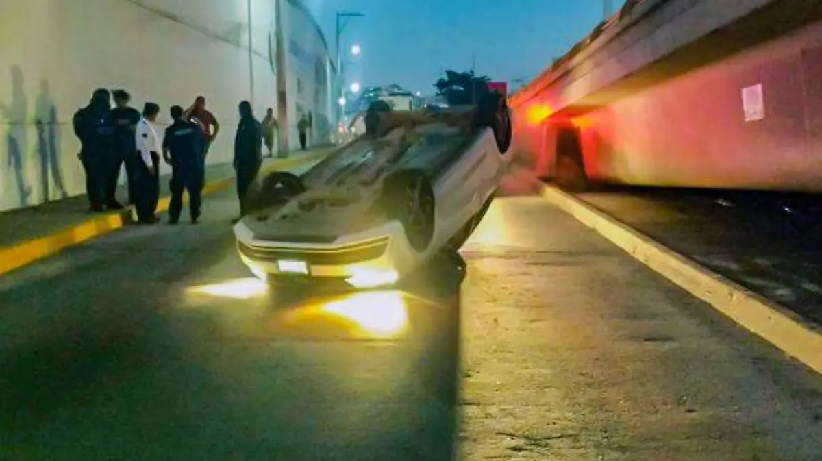 Acapulco - Vuelca vehículo en la avenida cuauhtémoc