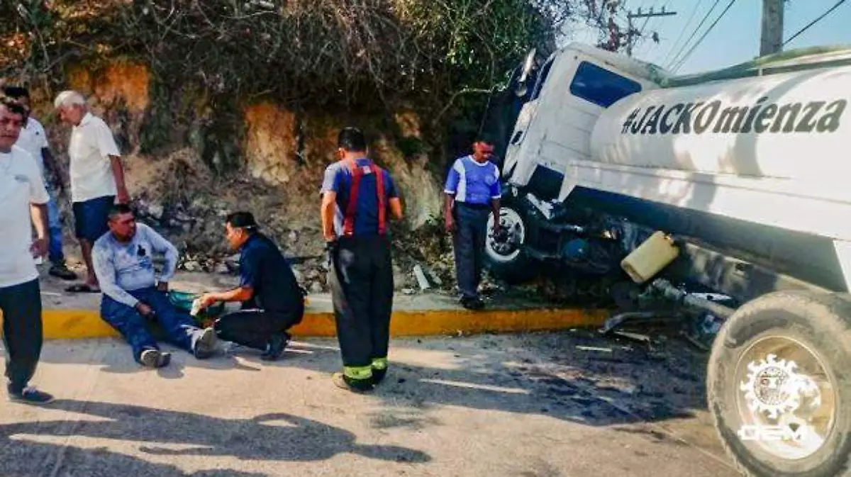 Acapulco - pipa se queda sin frenos en farallón