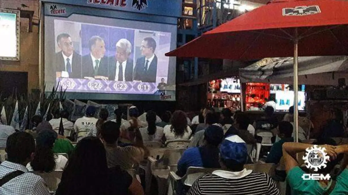 Viendo el debate en la DIANA