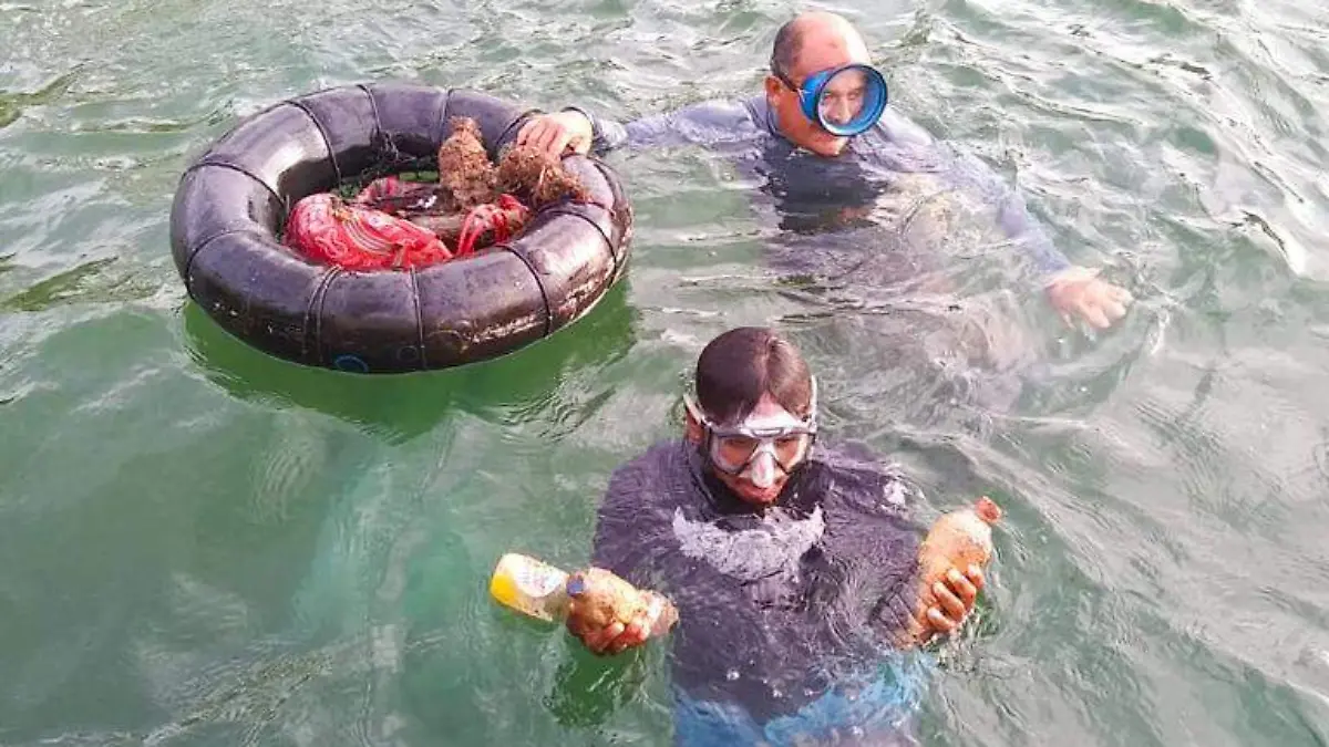 sacan basura de playa acapulco