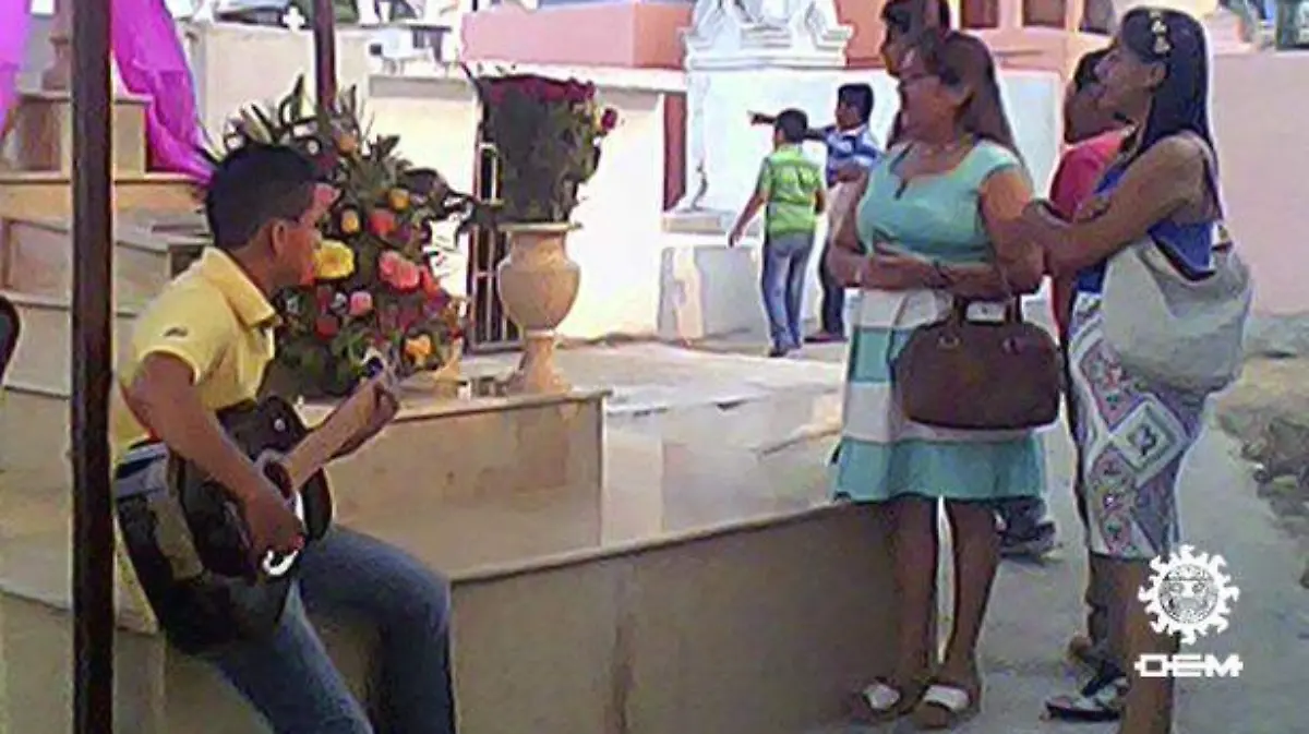 Acapulco - Avuden al panteón a recordar a sus madres