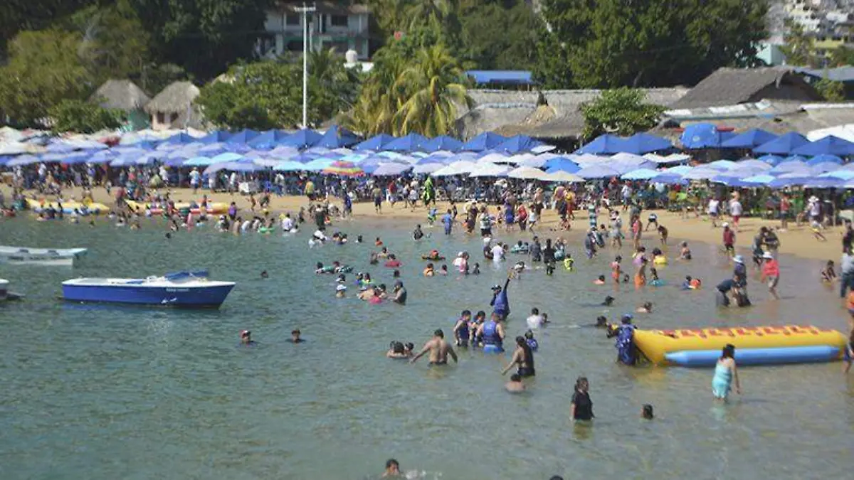Acapulco Turismo en playa de Caleta