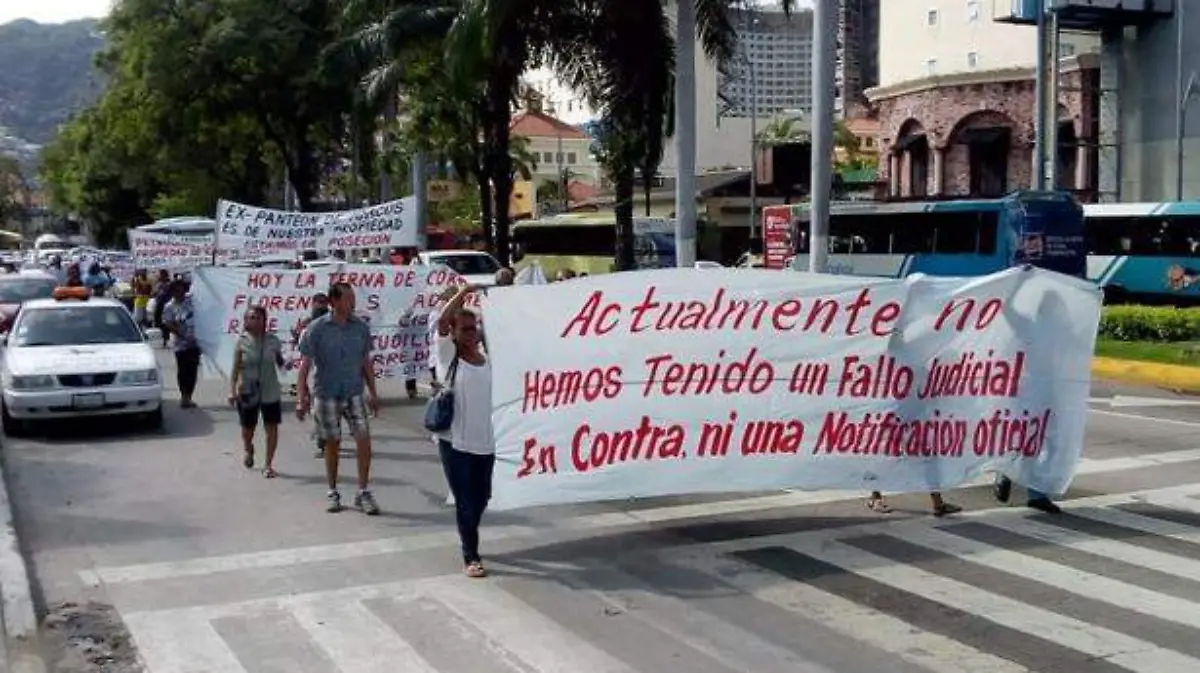ACapulco marcha de ejiatarios por la costera miguel alemán
