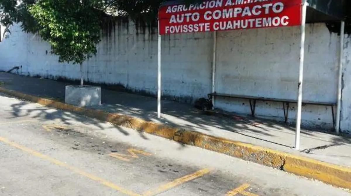 Atacan sitio de taxis en ruiz cortines