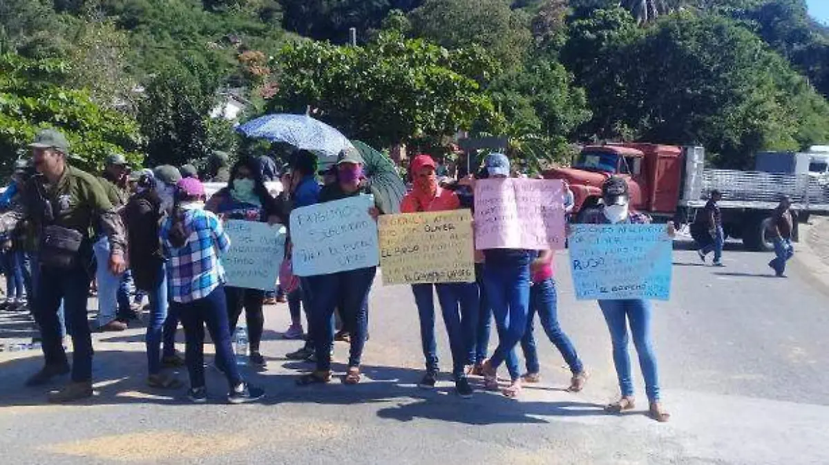 Acapulco - bloqueo en costa grande