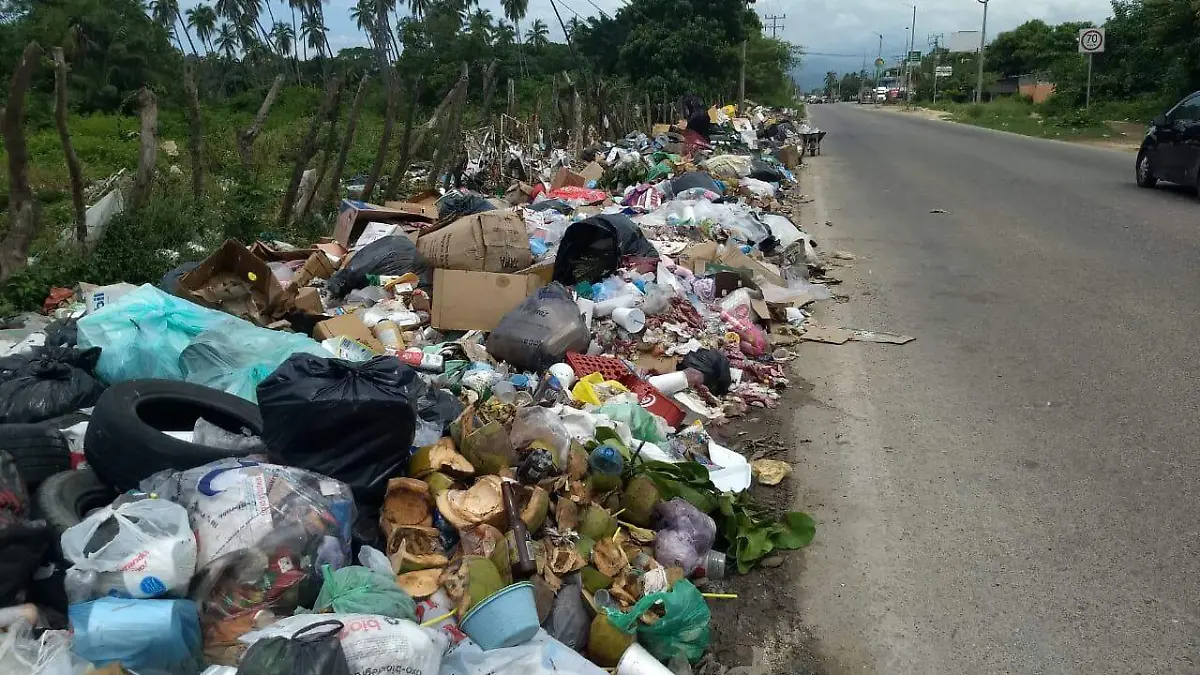 Basura en Carretera Acapulco Zihuatanejo