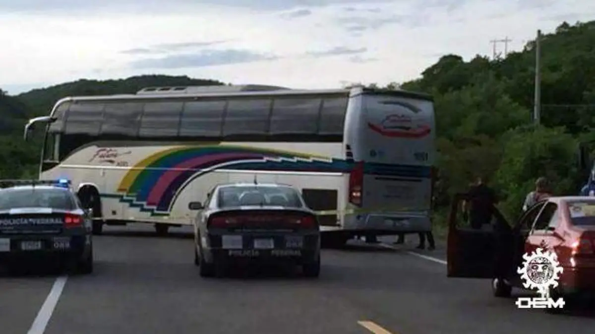Guerrero - asaltan autobús de pasajeros en la carretera acapulco méxcio