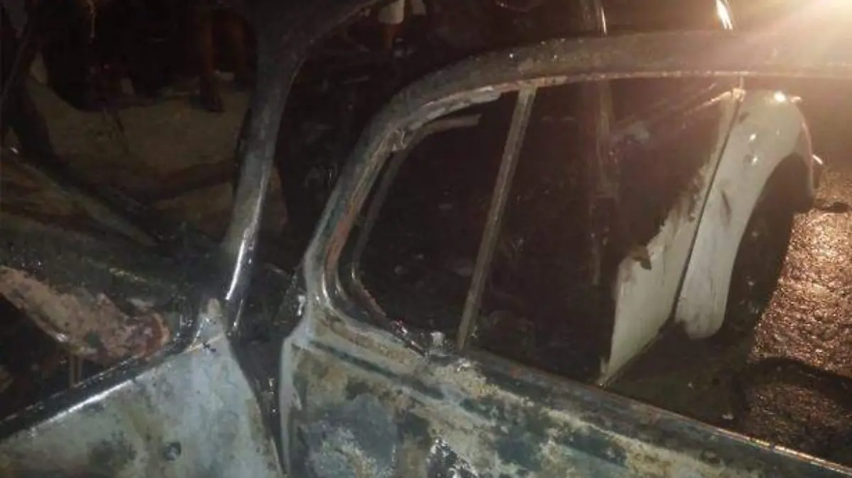 Vehículo incendiado en costa azul por pirotecnia