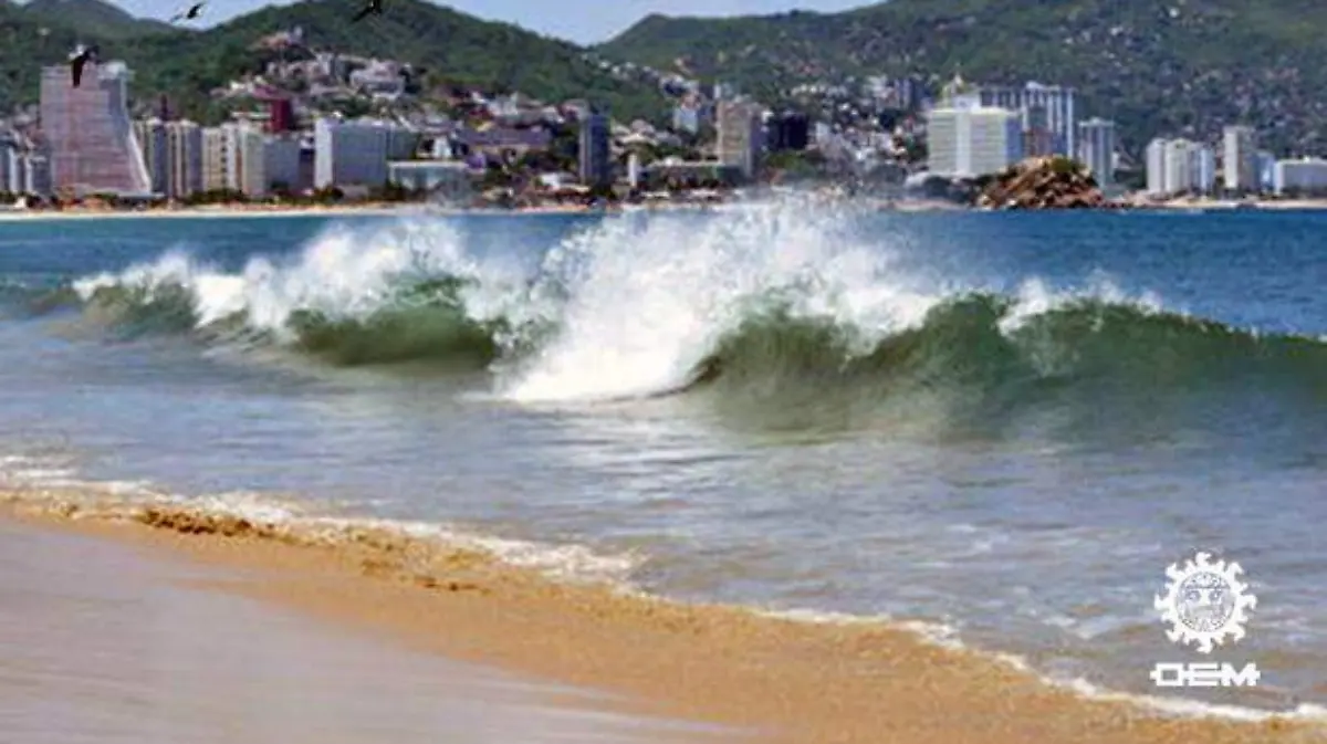 Acapulco - alto oleaje en las costas del estado de Guerrero