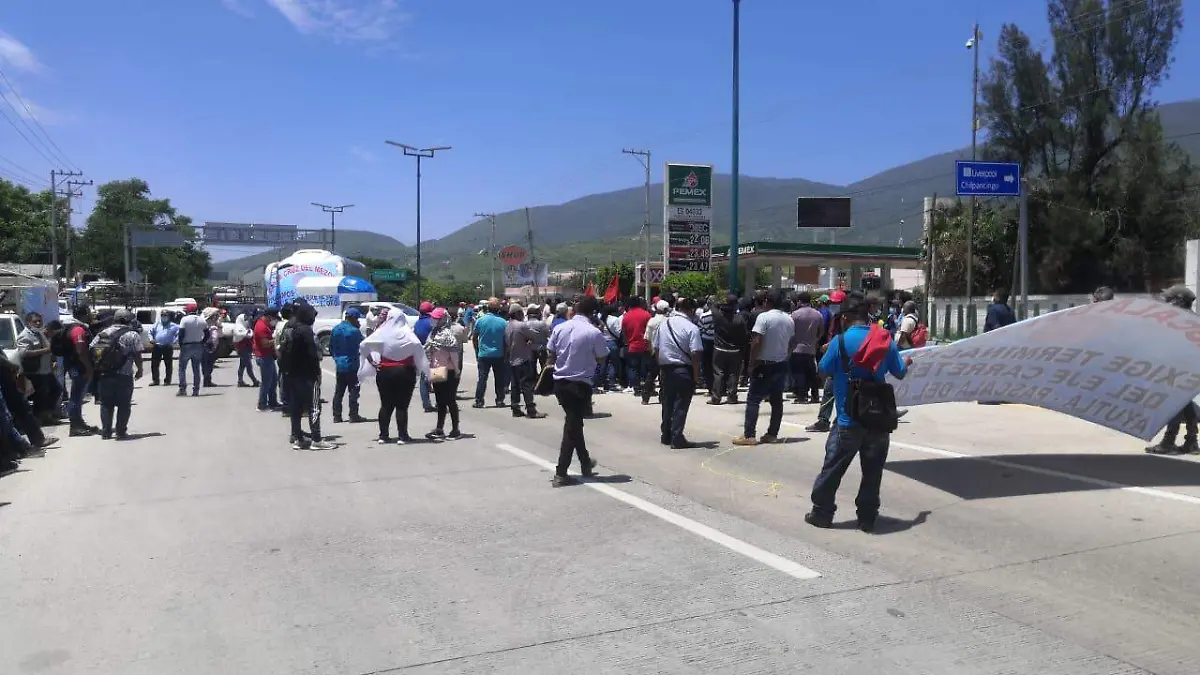 indigenas bloquean autopista del sol