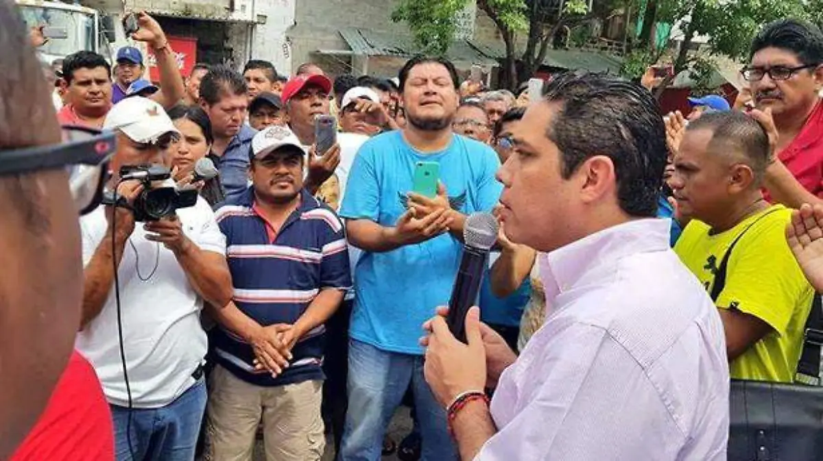 Alcalde Evodio Velázques en reunión con trabajadores de Coagua
