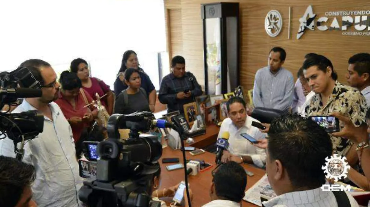 Acapulco - Alcalde en conferencia e prensa