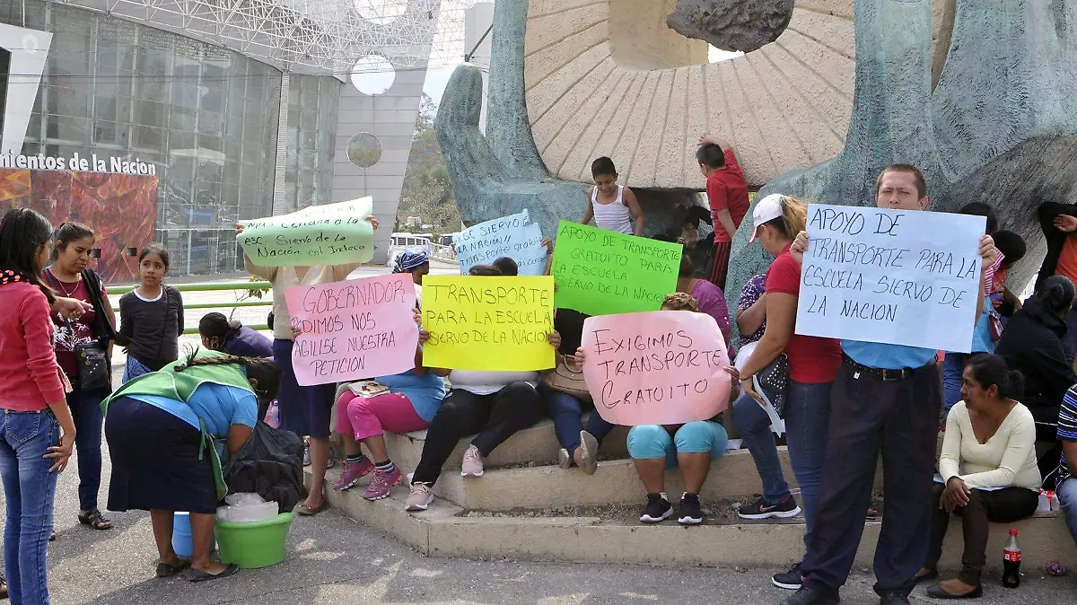 Manifestacion en el Palacio de Gobierno_Chilpancingo