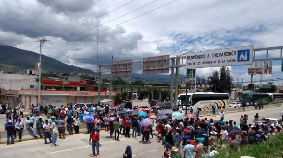 Chilpancingo - Bloquean la autopista del sol