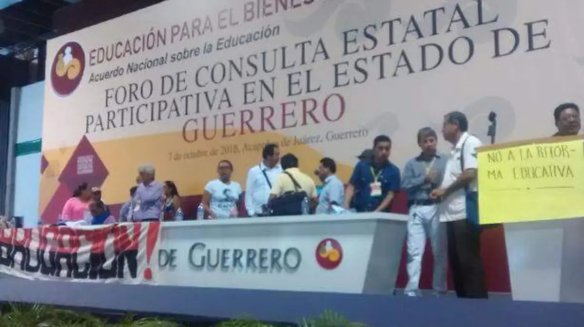 Cetegistas irrumpen ponencia en Centro de Convenciones