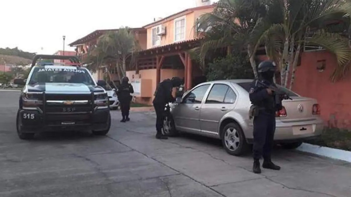 Reportan vehículo con reporte de robo en zihuatanejo