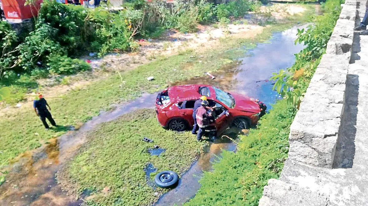 Camioneta cae a canal