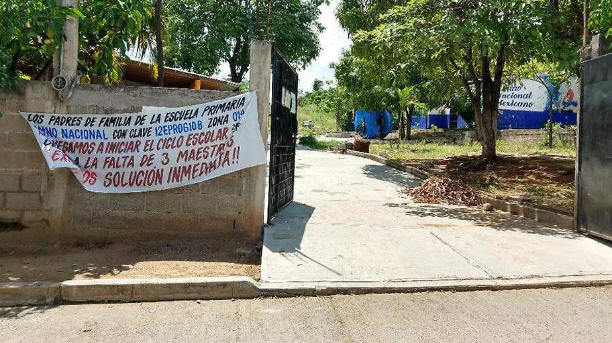 Padres exigen maestros