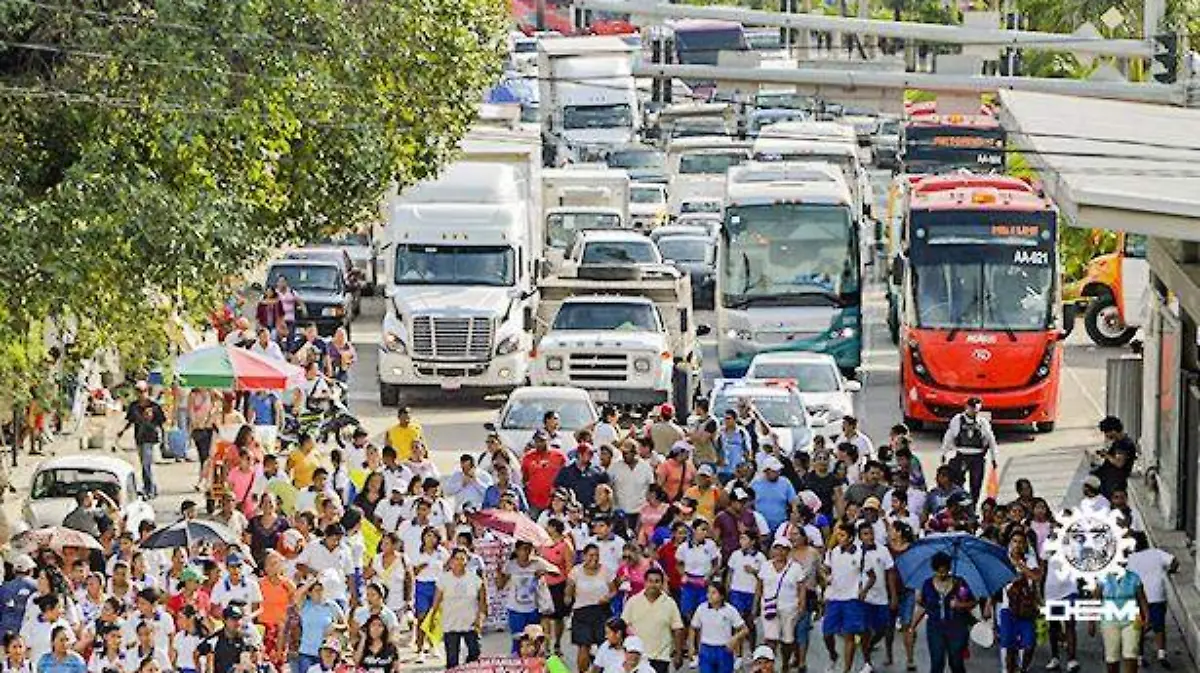 Acapulco - bloqueo en el bulevar vicente Guerrero