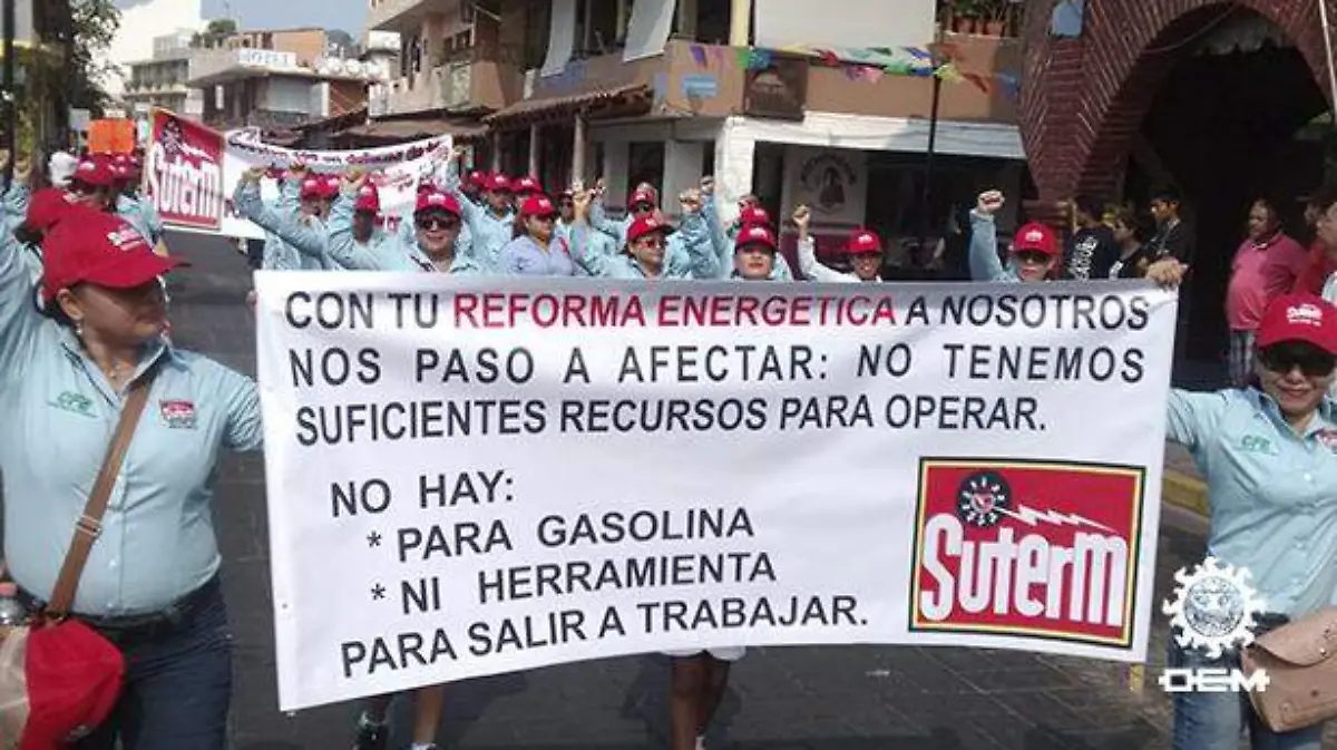 Zihuatanejo - protestan en medio del desfile del 1 mayo