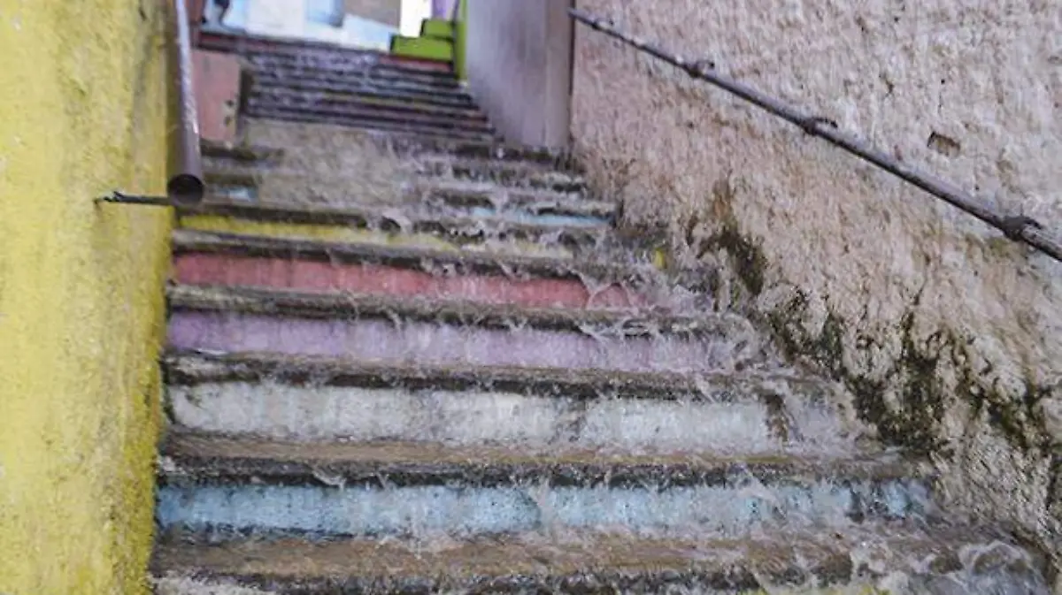 ACapulco - desperdicio de agua potable en la zona centro