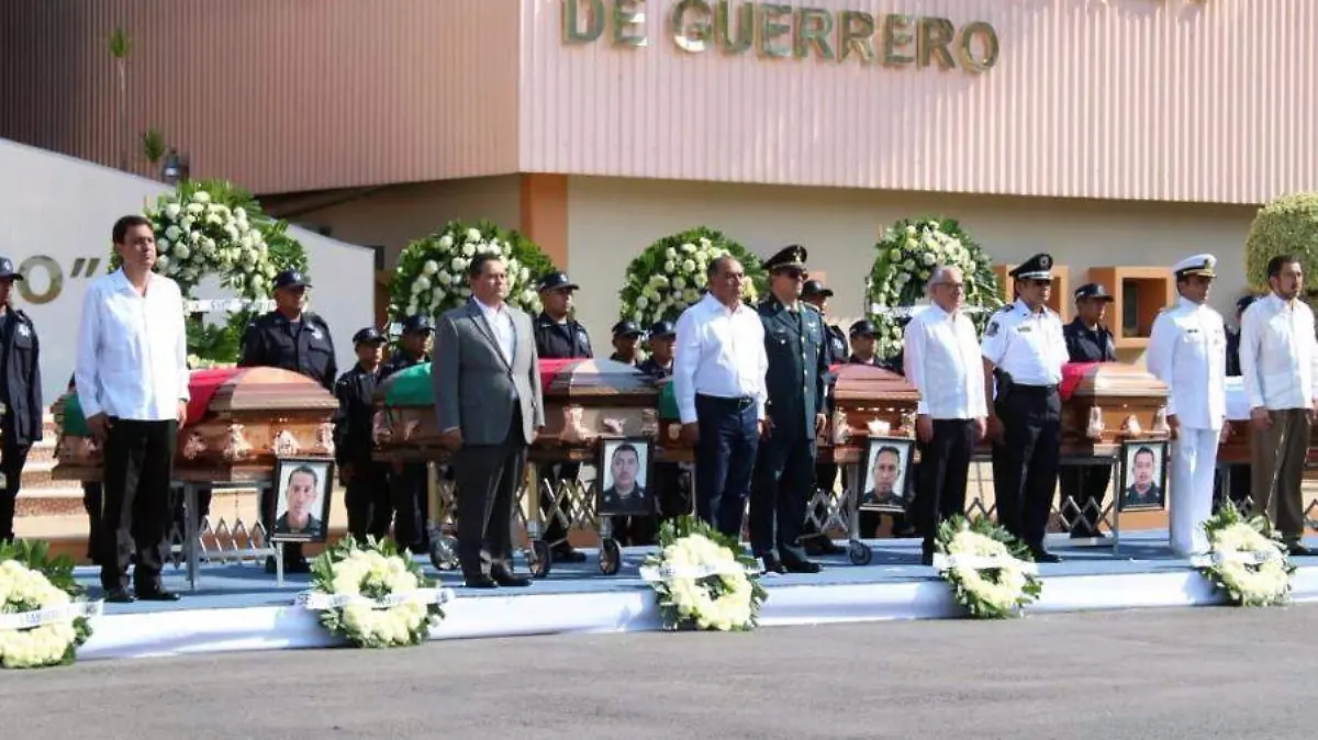 Gobernador monta guardia de honor a los policías asesinados en petatlán