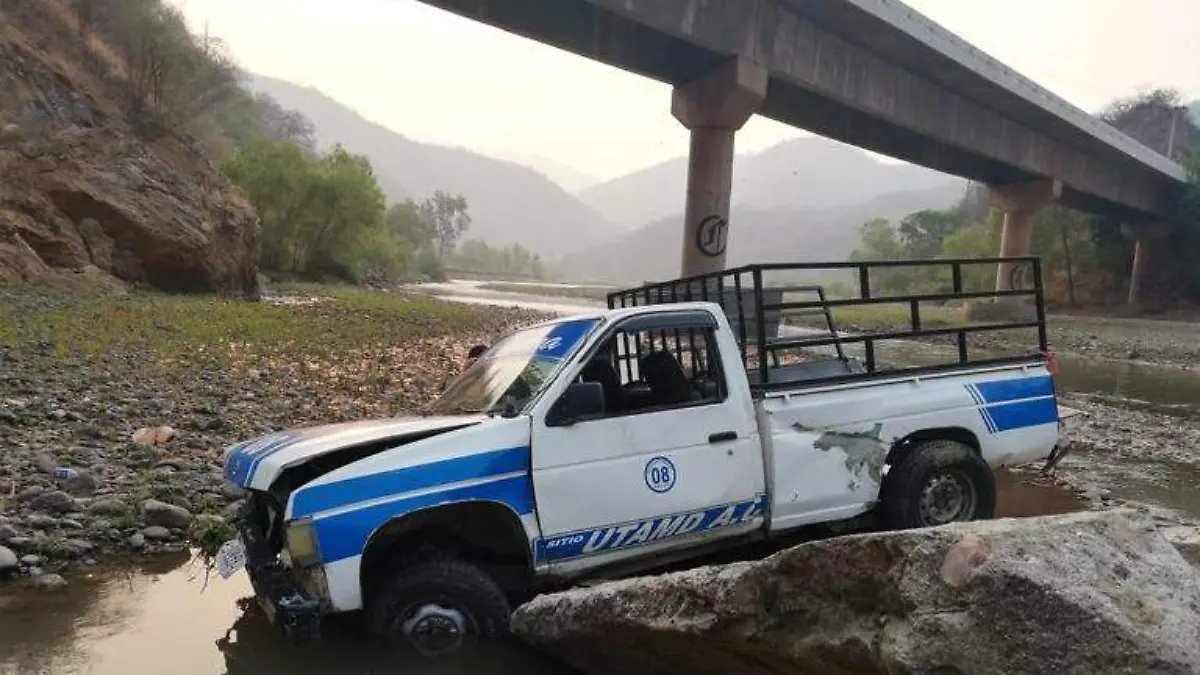 Camioneta cae a río