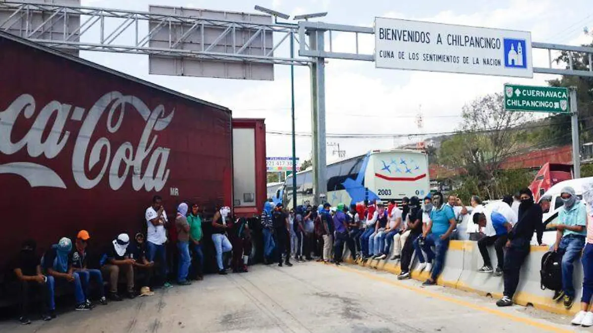 normalistas autopista del sol
