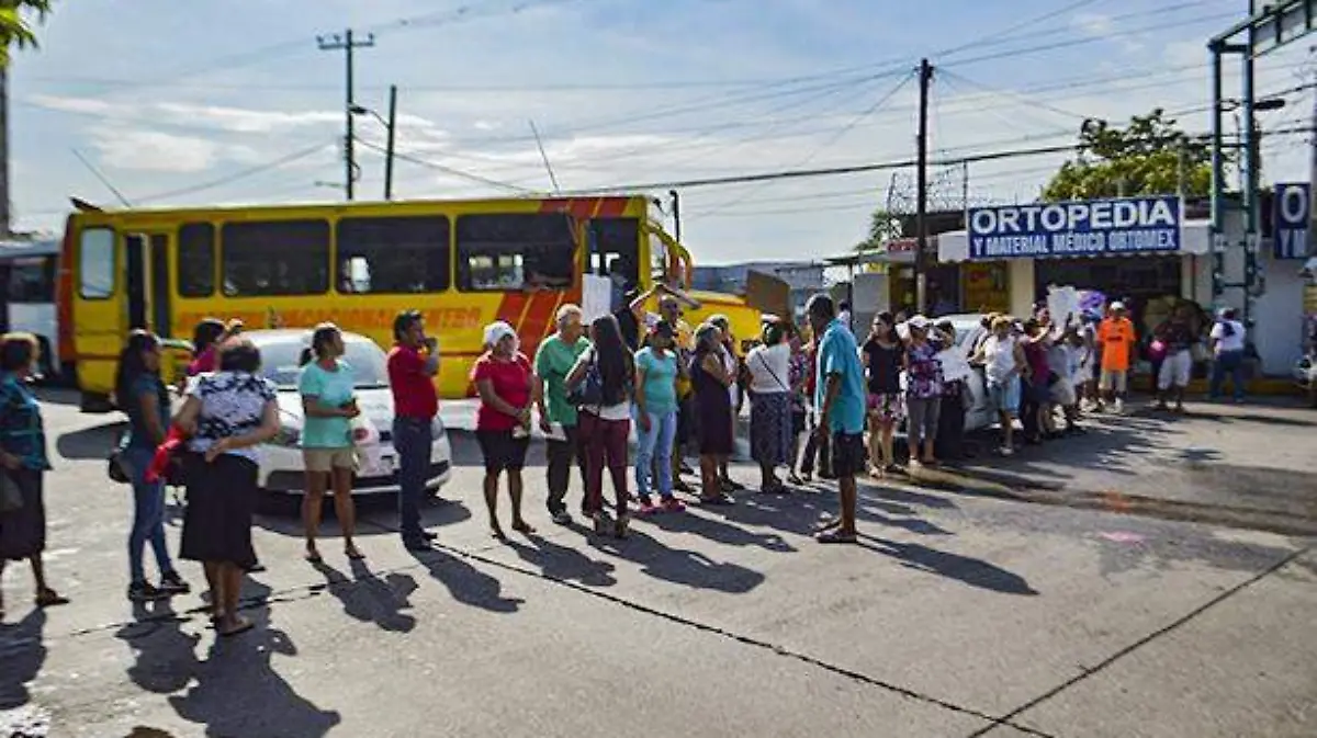 ACapulco - bloqueo en la calle ruiz cortines