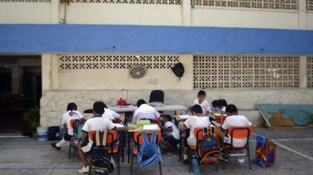 Acapulco - niños tomando clases fuera del aula edifico dañado
